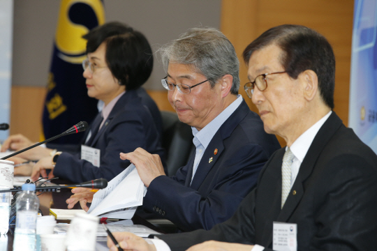 임종룡 금융위원장(오른쪽 두번째)이 2일 오전 정부서울청사에서 열린 금융공공기관장 간담회에서 모두발언을 마친 뒤 입을 다물고 있다.  연합뉴스